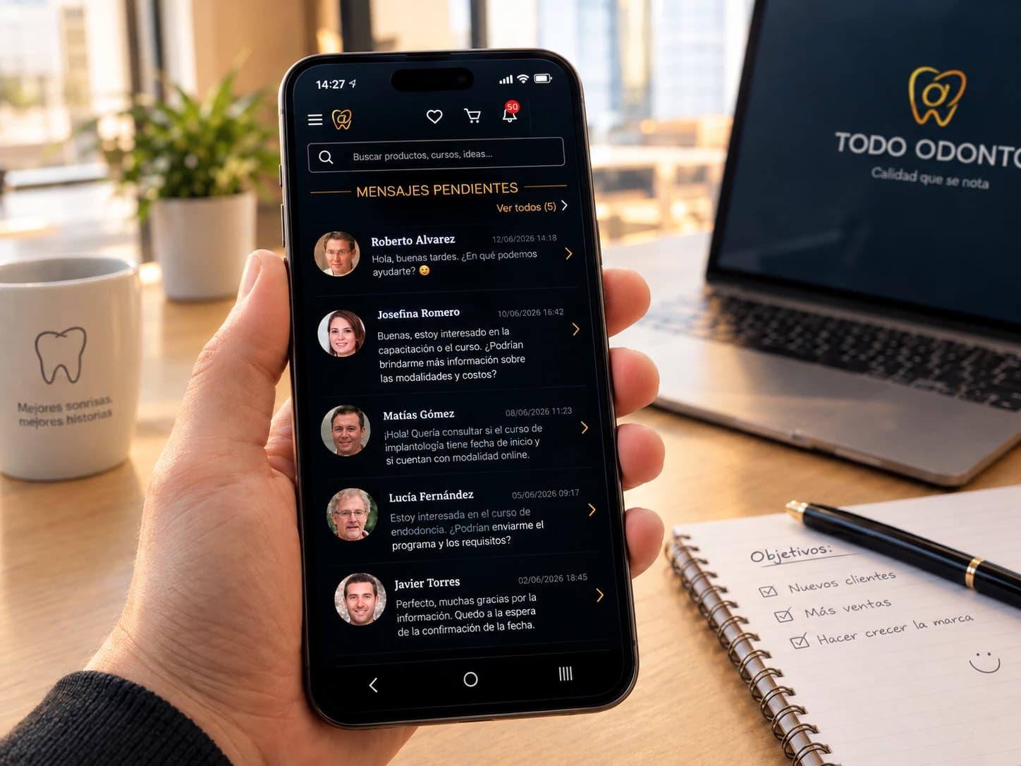 Celular con los mensajes de odontólogos interesados en una capacitación