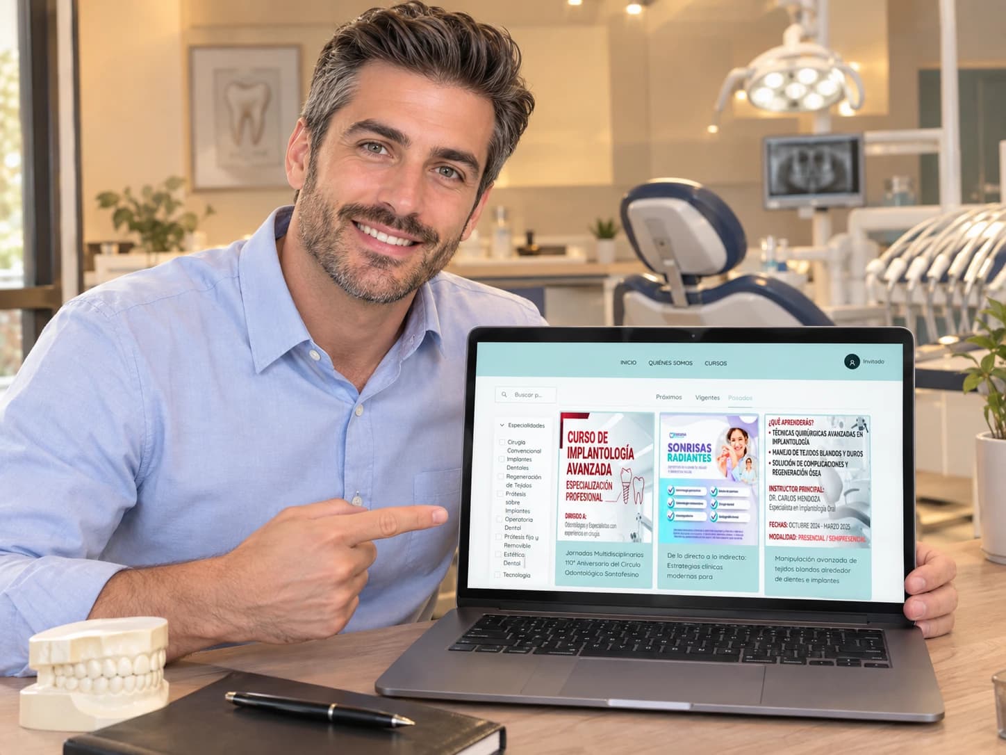 Capacitador señalando en la notebook el historial de cursos de su institución en Todo-Odonto