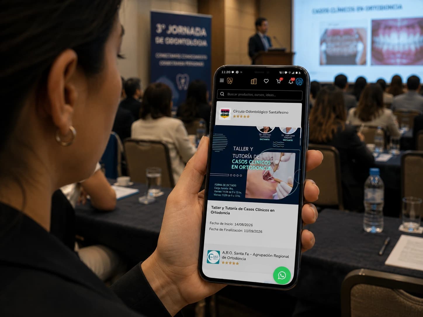 Odontóloga consultando en el celular las capacitaciones publicadas en Todo-Odonto durante una jornada